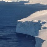 Las plataformas se derriten y una mayor cantidad de hielo terrestre se mueve hacia el océano, lo que  contribuye al aumento del nivel del mar.