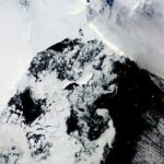 Imagen satelital de los icebergs creados cuando colapsó una plataforma de hielo de la Antártida